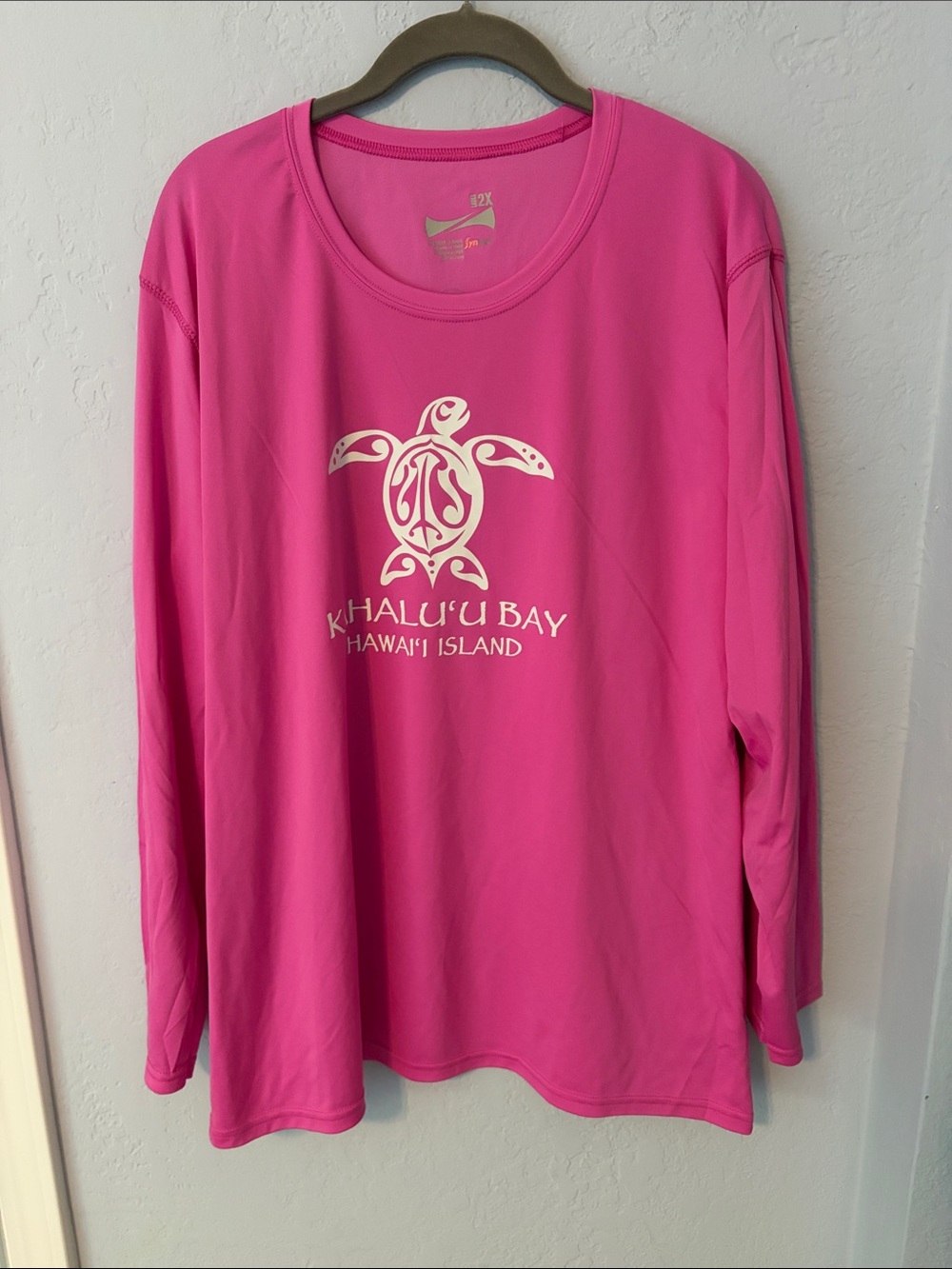 Khaluu'u Bay Women's Long Sleeve Performance Tee - Hot Pink